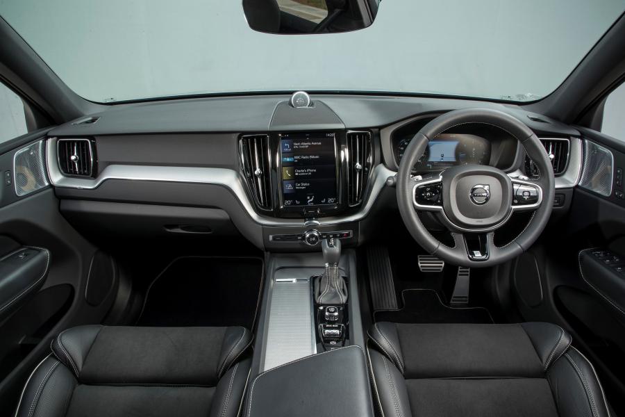 Торпедо Volvo XC60 D5 R-Deisgn 2017 года  (UK) (фото 20 из 82)